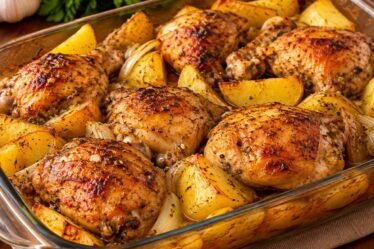 Frango assado com batata no forno